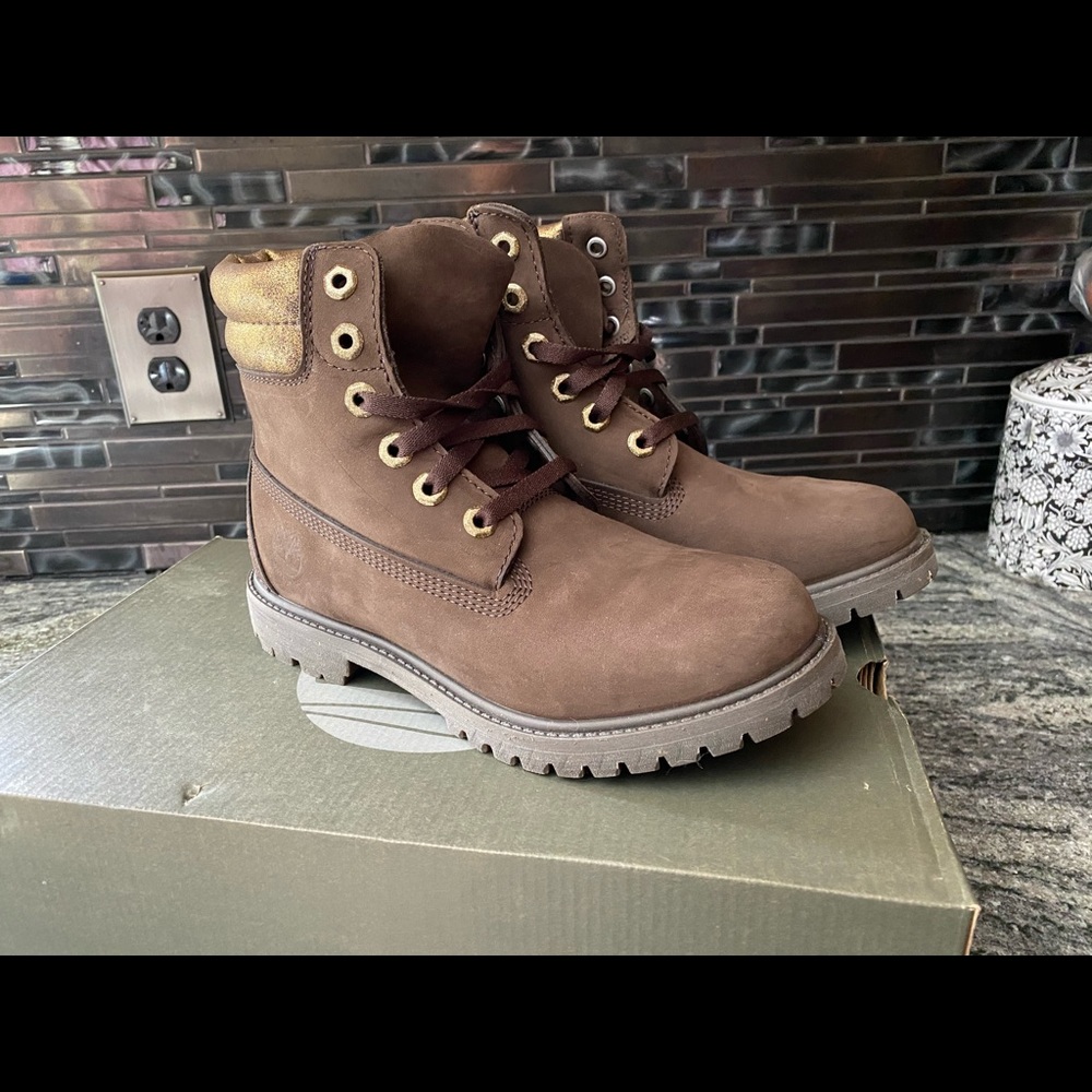 Nwb WM Timberland 6in dark brown & gold boot